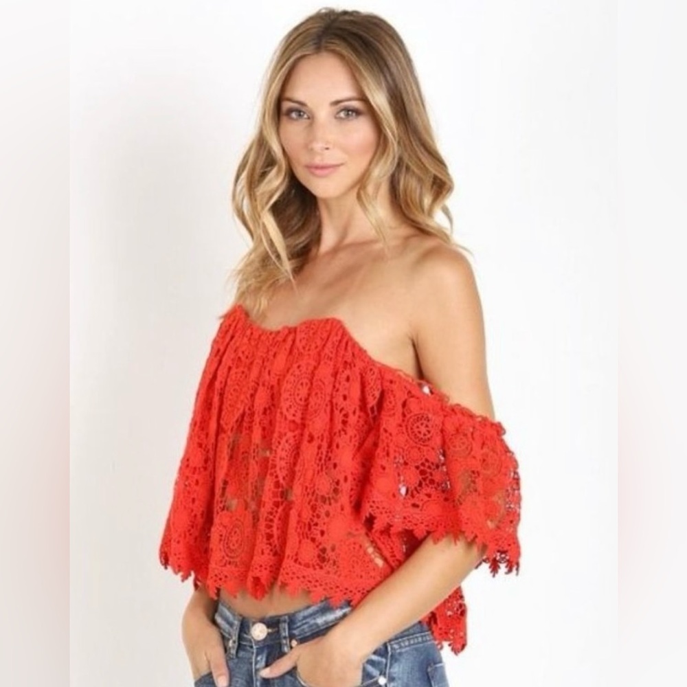 NWT Off the Shoulder Cropped Blouse ❤️❤️❤️